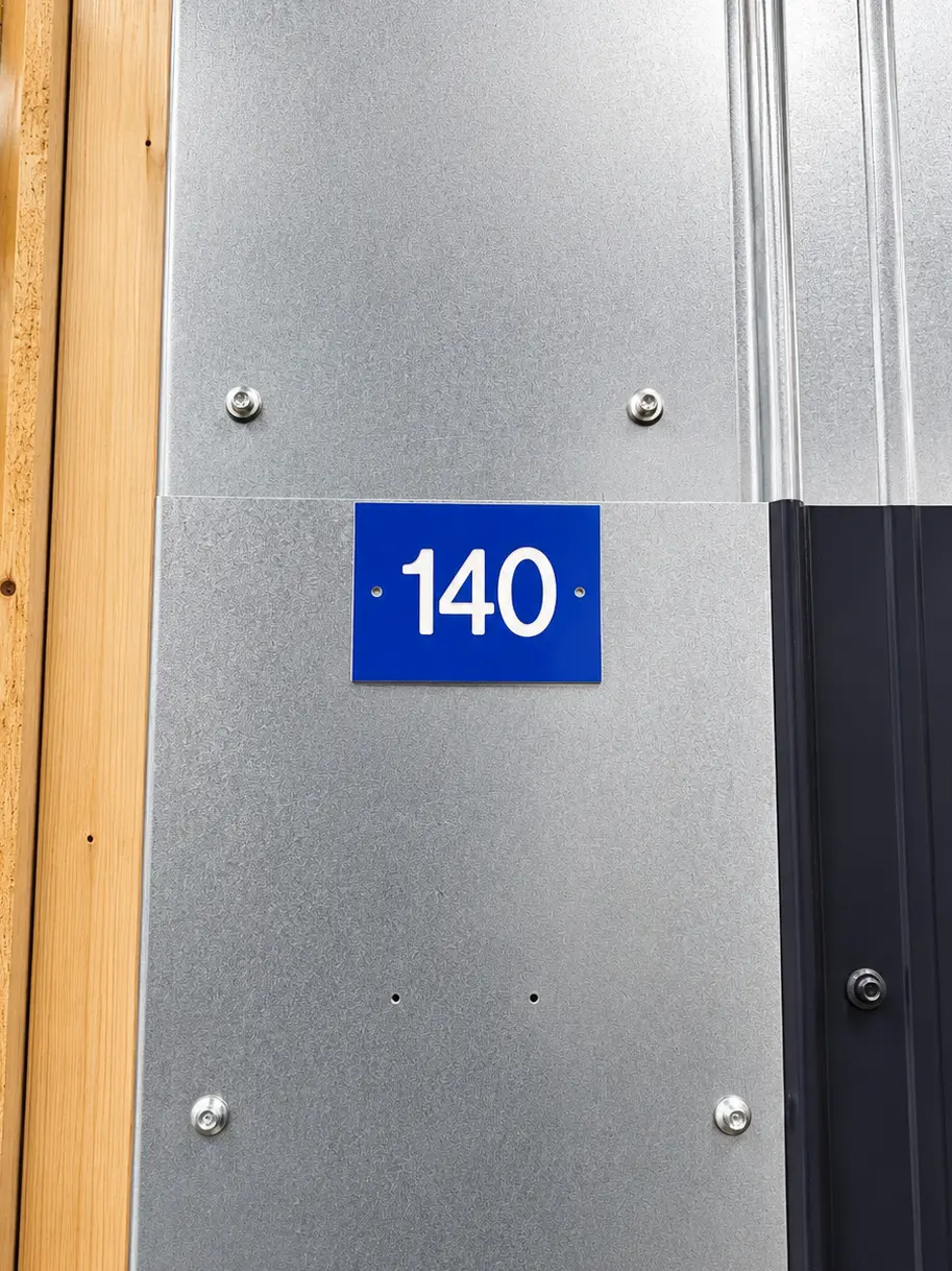 Nummerierte Lagerbox 140 mit verschlossener Tür bei Alster Lagerung Hamburg